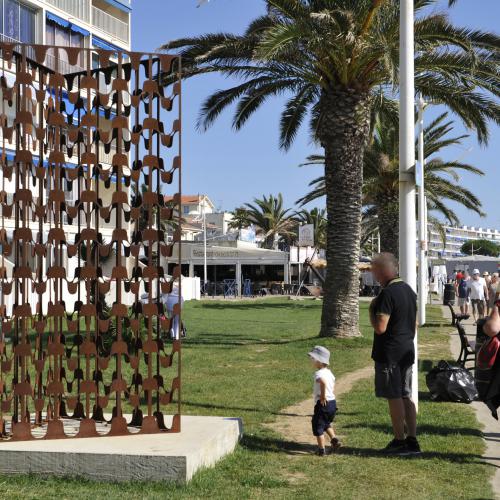 Sculpture en situation - exposition personnelle: 8 sculptures monumentales dont ici: ''la Tour triangulaire'' en 300x150 cm