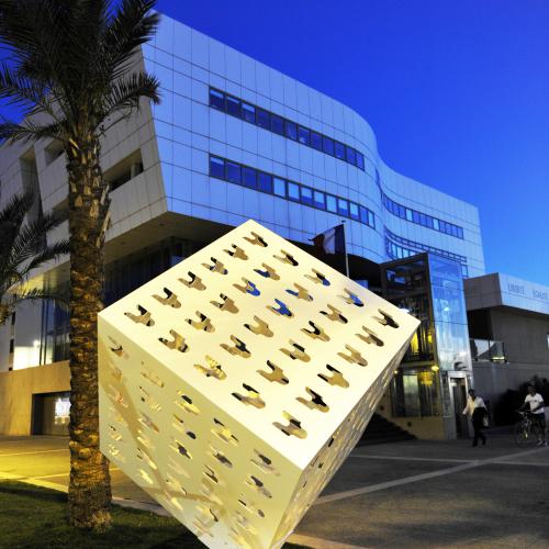 Sculpture en situation - exposition personnelle: 8 sculptures monumentales dont ici le ''White Cube'' -