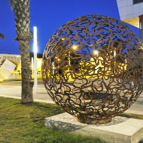 Sculpture en situation - exposition personnelle: 8 sculptures monumentales dont ici le ''la SPHERE'' en 210 cm