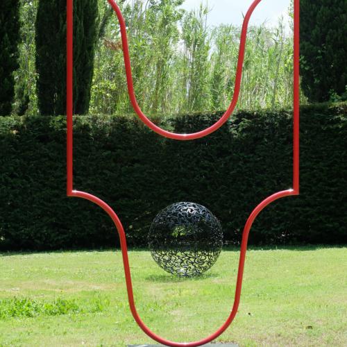 2 sculptures pour l'exposition ''De la Ligne au Point'' à la FONDATION Pierre Salinger -2015- ''La Ligne Rouge'' acier peint -330x210 cm et une Sphère acier peint - 120 cm