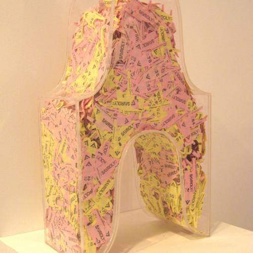 Sculpture ''ST-S431'' - altuglas + environ 4000 tickets roses et jaunes numérotés - 52x30x17 cm