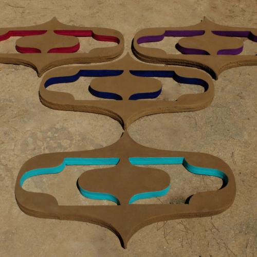 Installation - ''les YEUX DE LA TERRE'' - installation en relief mural ou à même le sol- 16 structures (paires d'yeux) disponibles pour diverses compositions - dimensions variables -modules en terre crue+extrudé+ peinture.( ici 4 ).
													dim. pour chaque module: 87x60x4 cm