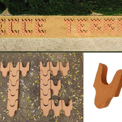 Installation -dimensions variables- série ''Ecriture plastique'' pour l'écriture de mots ou courtes phrases - 150 modules identiques en terre cuite - dim: 25x16x5 cm- ici exemple d'installation: ''Ecce Terra'' -avec 87 modules utilisés.