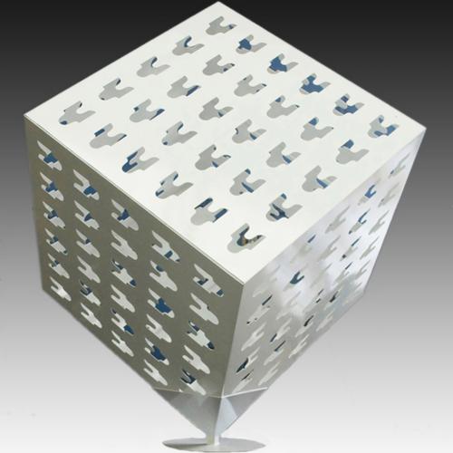 Sculpture:''le WHITE CUBE'' - acier peint -260x260x260 cm - une face est articulée sur une charnière piano permettant l'ouverture du cube...''ouvrant'' donc à d'autres potentialités avec contenu éventuel: feuilles - branches- ou autres. 