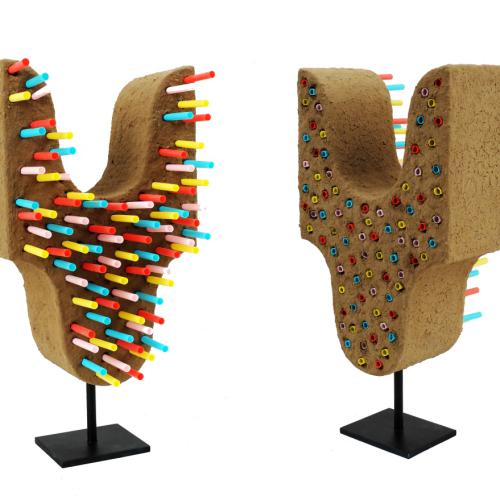 Sculpture - ST-S562 - série ''Terre crue'' - ici: terre et plastique coloré- 49x25x18 cm- (vues recto et verso). 