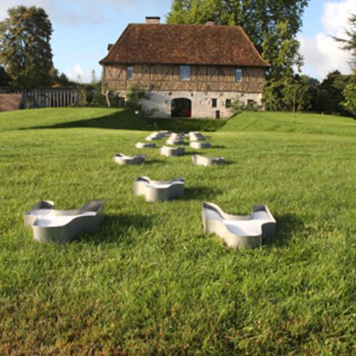 Installation ''Sans-Titre'' 21 pièces acier peint + contenu: fleur de sel - dimensions variables- ici en Normandie