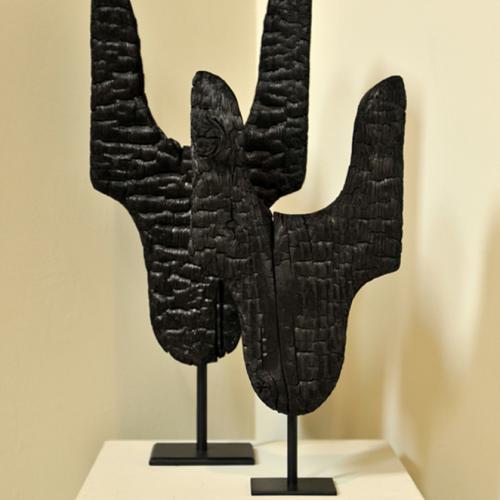 Sculpture ''ST-S468'' de la série ''Bois brûlés'' - 48x25x10 cm et ''ST-S467'' de la série ''Bois brûlés'' - 61x28x14 cm