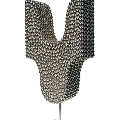 Sculpture “ ST-S477 ” de la série cloutée - clous inoxydables sur bois - 65x33x15 cm.