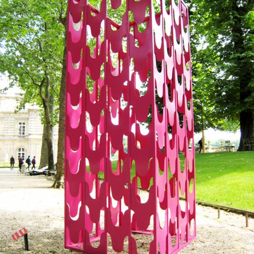 Sculpture ''la Tour rose''- acier thermo-laqué- 270x100x100 cm - un panneau de la sculpture est amovible...Il facilite l'installation d'un végétal à l'intérieur qui avec le temps peut jouer avec les contre-formes évidées de la pièce.