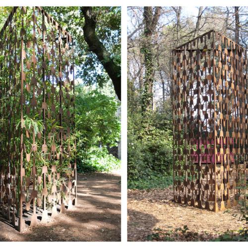 Sculpture ''Triangulation céleste'' acier rouillé - 300 x150 cm - Exemple végétal: ici bambous commençant à pousser en jouant avec les formes de la pièce - un panneau de la sculpture est amovible...Il facilite l'installation du végétal choisi.