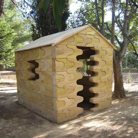 Installation ''LA CABANE'' JORDI… Bois de sapin brut de scie- Long 250 cm- Larg 204 cm- H 232 cm - une centaine de ces modules en bois permettant la construction peuvent aussi être utilisés pour d'autres installations qui n'ont rien à voir avec le thème de la Cabane.