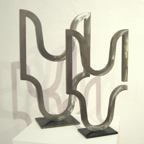 Sculptures ''ST-S312'' -  ligne d’acier continue poli et vernis- éd.N 3/25 - 42 x 27 x 2 cm  et ''ST S323'' -  51 x 32,5 x 2,5 cm. Ligne discontinue poli et vernis- éd.N 2/25.