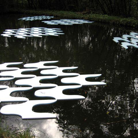 Installation ''Nénuphars hexagonaux'' sur miroir d'eau - 1 module en extrudé = 100x60x2 cm - Vue partielle - dimensions variables