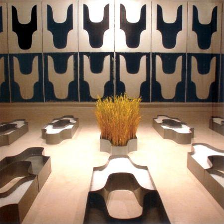 Installation ''Petits Jardins'' 24 pièces acier peint avec ici contenu: riz+peinture fluo et fleur de sel - vue partielle -dimensions variables+ acrylique sur toile 210x580 cm- expo personnelle Château d'O à Montpellier