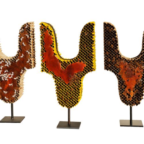 sculptures de la série ''les Ruches'' - ici 3 sculptures sur 8- structures cartonnées+extrudé+peinture ou brut+abeilles+miel+vernis- 66x32x14 cm
