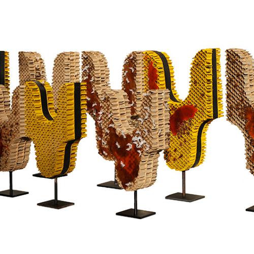 8 sculptures de la série ''les Ruches''- structures cartonnées+extrudé+peinture ou brut+abeilles+miel+vernis ou pas-