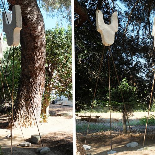 Installation dimensions variables- série dite ''les Diables'' - ici 2 éléments- polystyrène flotté+ fer béton torsadé+ socles formés en béton- Hauteurs 385 cm et 360 cm