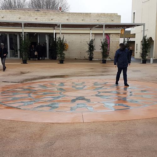 Oeuvre pérenne Espace Public - acier galvanisé incrusté à fleur in béton coloré - diam. 8 mètres - Commande de la mairie de mauguio-34