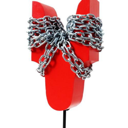 Sculpture de la série ''Les Enchaînés'' R- bois massif+ peinture+chaîne acier inox- 64x35x21 cm