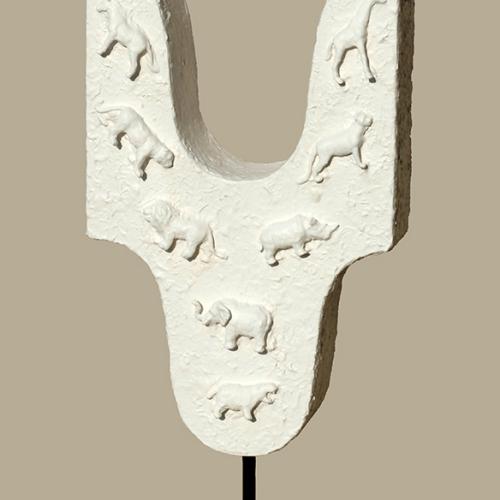 Sculpture de la série '' Noé '' (2) - 16 petits animaux sauvages+chaux+résine - 65x33x14 cm