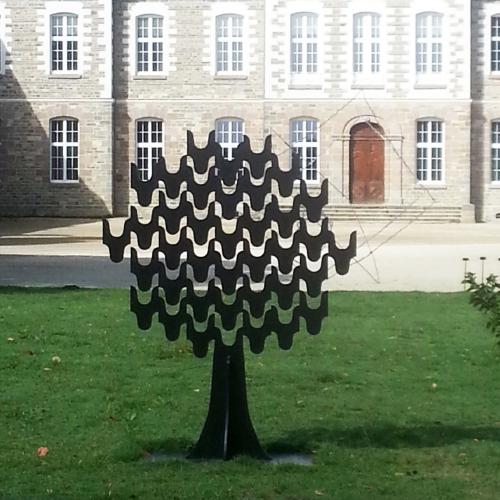  sculpture '' l'ARBRE NOIR''- exposition au Château des Pères en Bretagne- alu.thermolaqué- H= 200 cm