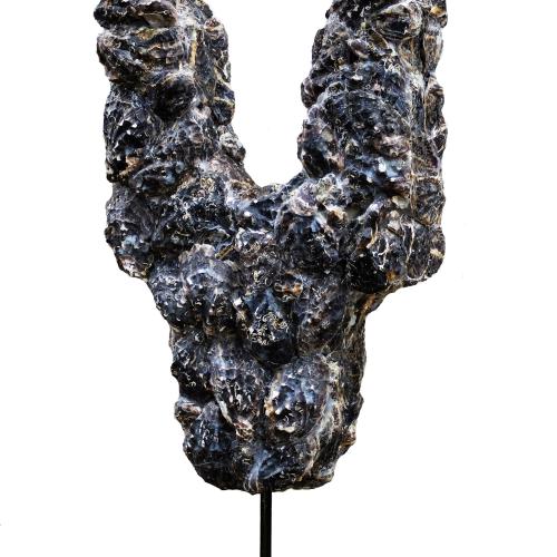 Sculpture ST-S603- série ''huîtres noires''- coquilles nature sur face recto + matières plastiques sur le verso - 67x38x17 cm 