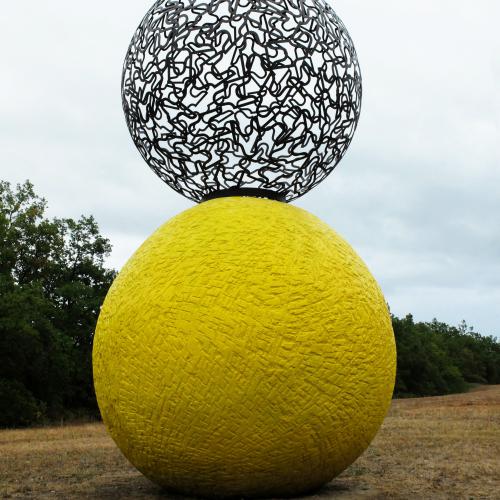 Sculpture de la série ''Les SPHERES JORDI'' - acier rouillé - 210 cm - ici exceptionnellement réalisée pour une commande sur socle en béton peint.
