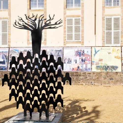 sculpture '' L'Arbre fou '' - ici espace public de la ville d'Issoire