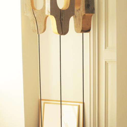 Installation ''ST-S473'' ici: 3 modules totems - bois brut+acier - H 200 cm - dimensions variables - sur demande l'installation peut être composée de 100 totems...