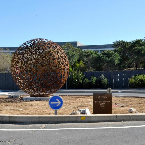 Sculpture de la série ''Les SPHERES'' - ici acier corten - diam. 300 cm- Commande de l'Hôtel Costes à Palavas