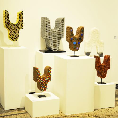 Sculpture en situation - expo ECCE-TERRA - dispositif N°2 - composé de 6 sculptures de séries différentes