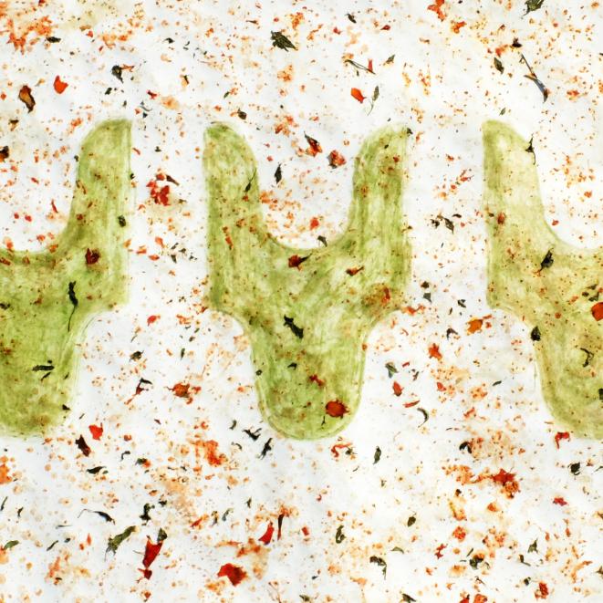 série ''Eloge de la tomate''- jus, graines, chairs, peaux, et feuilles de tomate + chlorophylle sur papier -125x315cm.